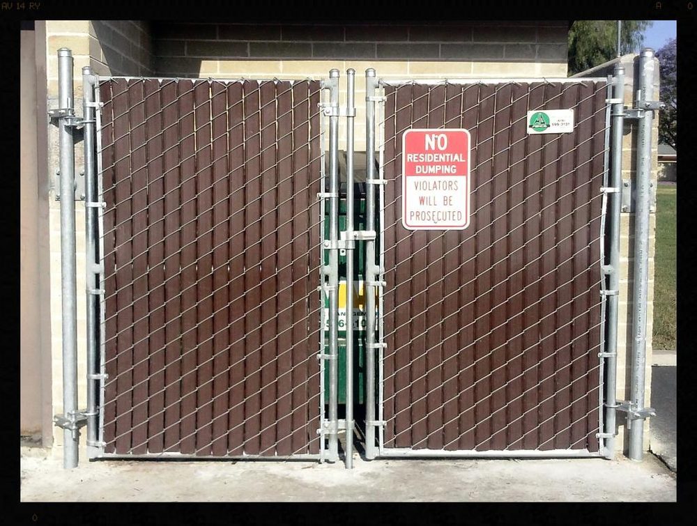 Chain link double gate with privacy slats